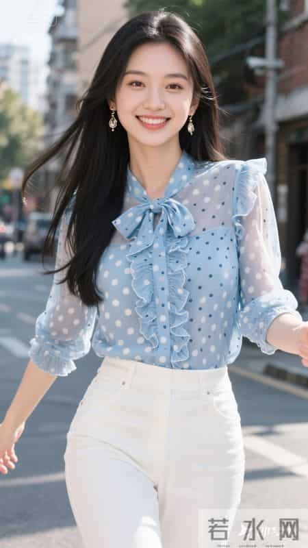蓝色波点雪纺衬衫搭配白色裤子，清爽又清甜