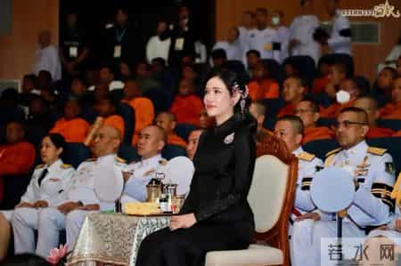 泰国贵妃换新发型，扎着马尾辫尽显活力感，还戴粉色簪花把人嫩到