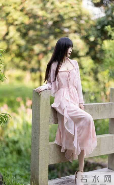 粉色吊带裙和披肩让女性在保持自己成熟的同时展现出青春和活力