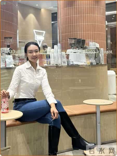 白色衬衫+牛仔裤"太绝了，职场丽人，这样搭时髦减龄显白显气质！