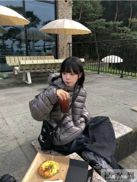 面包服、大衣都不时兴了，今年满街都在穿“排骨羽绒服”，特显瘦