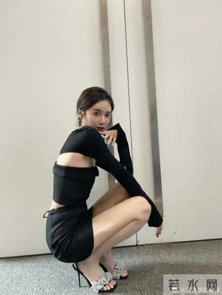 美娜这么喜欢躲着拍照？