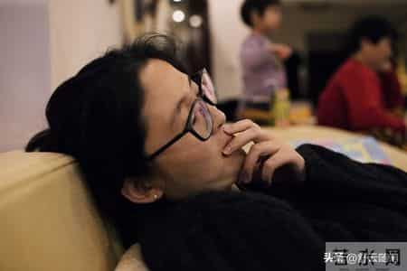 住闺女家2个月，闺女加班没回，女婿红着眼眶说：妈，和你说个事