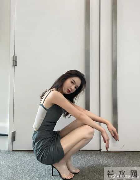 美娜这么喜欢躲着拍照？