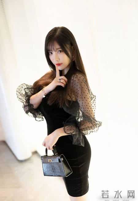 黑色丝绒连衣裙，自带高级显瘦的效果，让你韵味十足