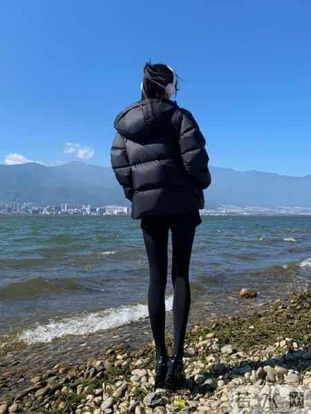 黑系纯欲辣妹！湖畔穿搭直接美到发光