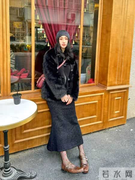 今冬深色小轻奢感很火！毛绒外套+长裙+棕色皮鞋，精致度和氛围感直接拿捏