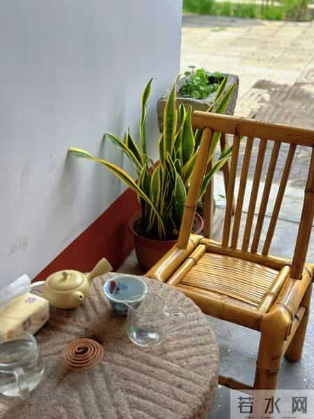 院子有个石磨盘，用来喝茶