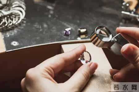 钻石神话彻底碎了!巨头囤140亿货卖不动狂降价,1万8买的只值180