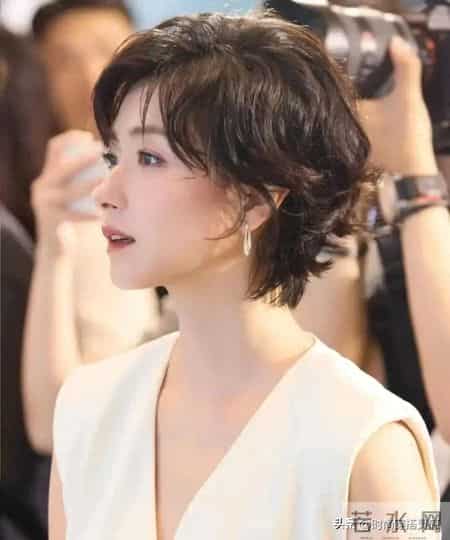 上了年纪，这3种“大妈发型”建议别再留了，显老显脸大尽量避开