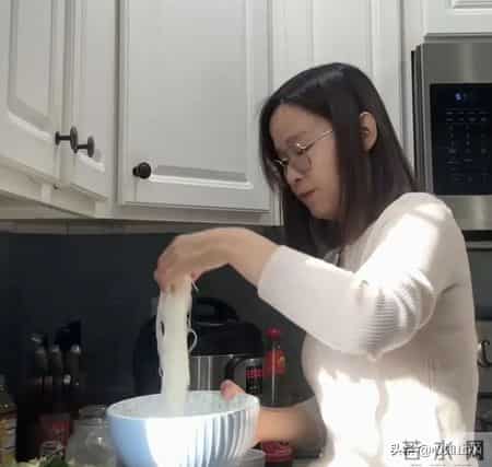 在美提前过年A妈一桌中餐,茉莉瘦一圈姥姥住半年要回国?