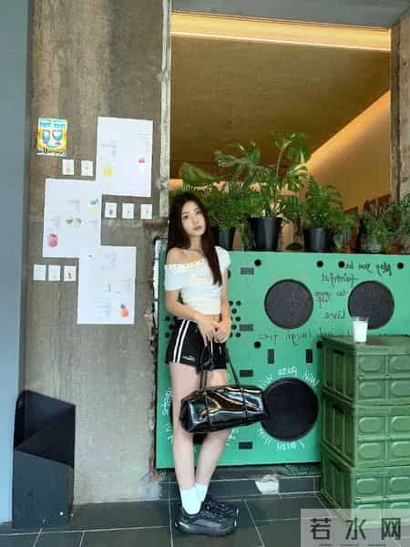 今年秋冬露肩衫＋运动裤＋厚底鞋，甜酷又随性，这样穿太绝了！