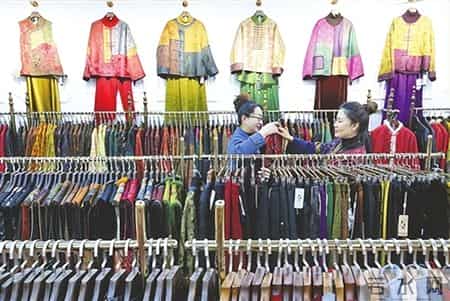 日销3000件 新中式火出圈！即墨服装市场实体店成为新春消费新地标 日均超2万人次勾勒出“年经济”鲜活图景