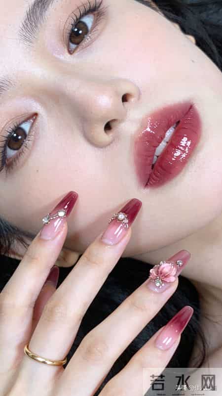 一枚金戒+水晶美甲，精致感直接拉满