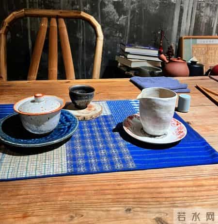 福建一男子，因“入住毛坯房”走红，仅一茶室就圈粉无数，真高级