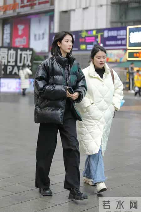 去上海发现，羽绒服没人搭小脚裤，满大街都在穿阔腿裤，高级时髦