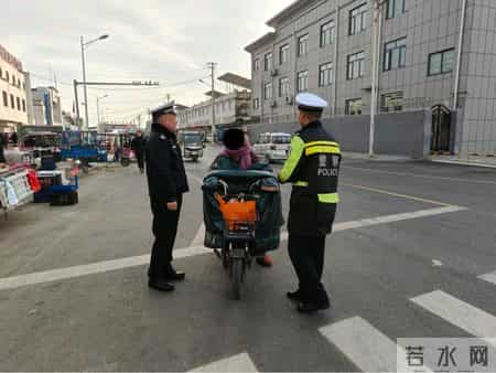 菏泽牡丹区：头盔没戴好，抓拍跑不了