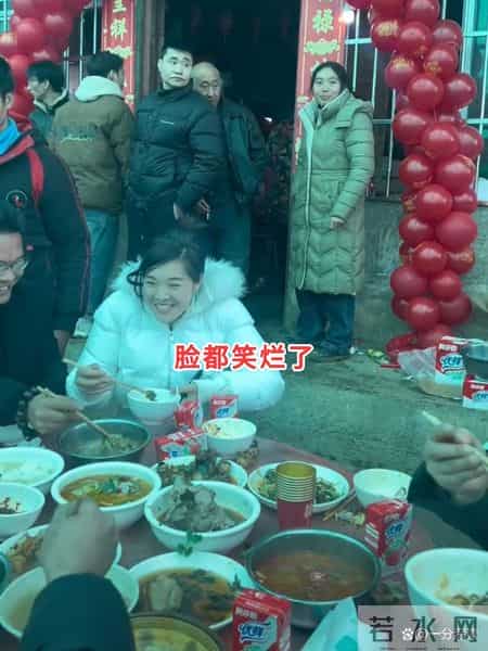 女子离婚6年吃席撞见前夫,一脸娇羞,网友:不是夫妻胜似夫妻!