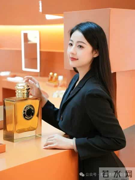 参加香氛活动，穿了这身黑色小套装！