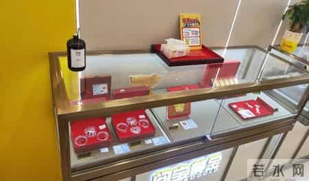 金店老板要愁哭了！现在买金都盯金条金豆子，首饰根本卖不动