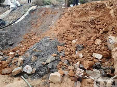 赛岐出现两座“活人墓”，被实施拆除......