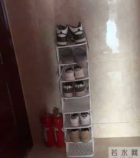 魔法对攻！湖南邻居楼道放鞋架屡劝不改，女子挂婆婆遗照反击！绝