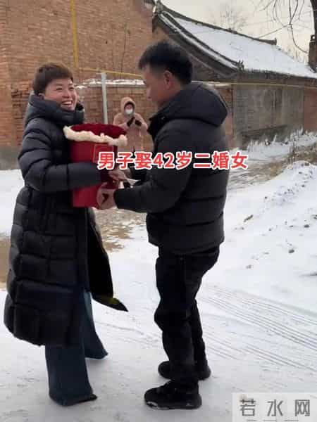 42岁女子嫁头婚小伙，18万8婚礼主动搂抱，网友：二婚就是放得开