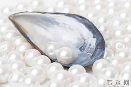 西方讲品牌故事，几十万的皇室珠宝，在国内是几十块的地摊货？