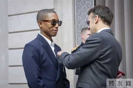 马克龙带72岁爱妻给LV创意总监颁勋章，仍戴着蛤蟆镜，引发争议