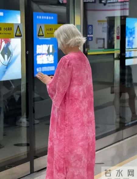 被上海地铁奶奶惊艳到了！白发不染、不披丝巾，却个个优雅又洋气，