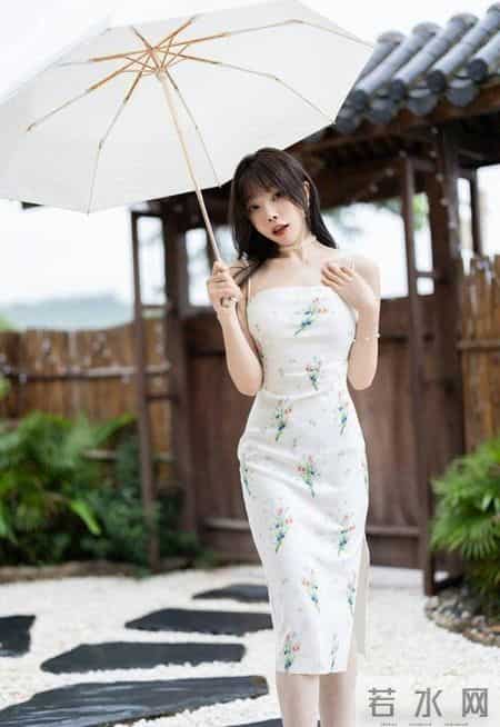 吊带的旗袍连衣裙，低调的色彩搭配素雅的印花，休闲雅致感十足