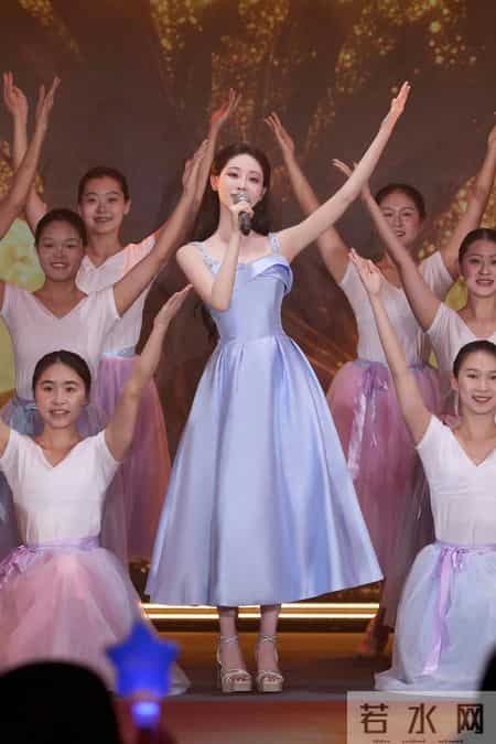 脚神祝绪丹美脚丫配银色一字带高跟鞋绝了