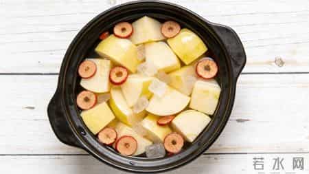 苹果这样煮，堪称“肠道疏通剂”！每天吃一点，隔天排便特轻