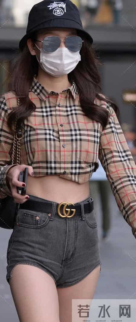 高腰牛仔短裤配松垮格子衬衫露腰,卷袖渔夫帽一戴,随性又显腿长的松弛感绝了