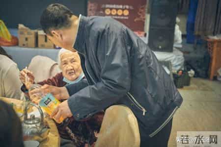 弟媳海外定居，婆婆住我家12年，寿宴上弟弟一句话让我红了眼