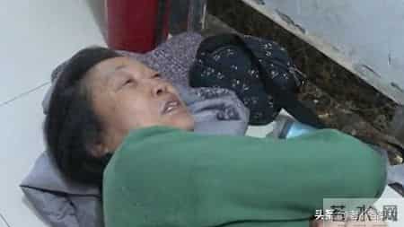 六旬母亲睡楼道一天一夜，大女儿视若无睹，她是家庭版的武则天