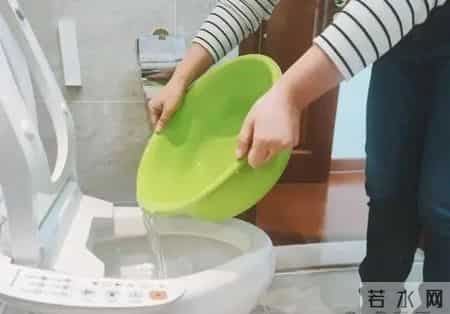 为什么不能“倒水冲马桶”？很多人不懂，多亏维修师傅提醒：以为节约，实则隐患大！