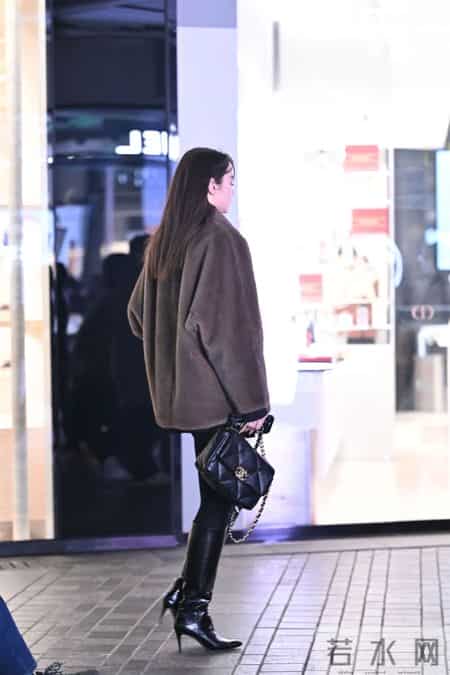 8厘米的黑色尖头细跟长靴,搭配黑色紧身裤,深灰色貂皮外套