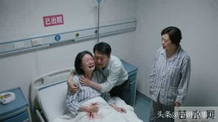 婆婆往我剖腹产伤口泼水，老公抱我：这家不待了，妈找别人养老吧