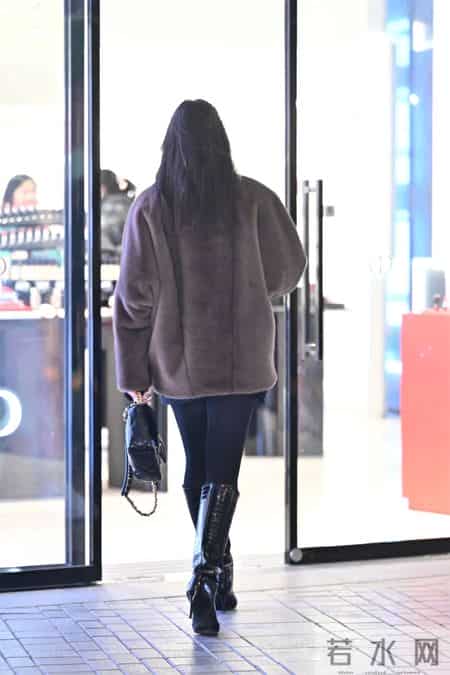 8厘米的黑色尖头细跟长靴,搭配黑色紧身裤,深灰色貂皮外套