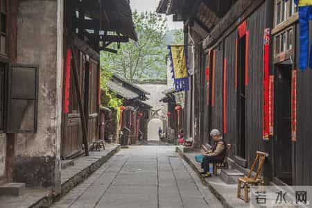 别再挤宽窄巷子！2元公交喝到宋朝老茶！青砖灰瓦里藏着千年人间烟火