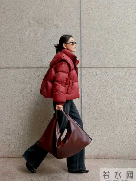 今年冬天流行“红色+黑色”穿搭组合，让你美出新高度！