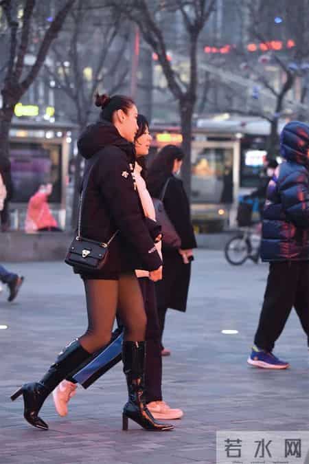 8厘米的黑色漆皮粗跟长靴，黑色打底裤，搭配黑色短款羽绒服