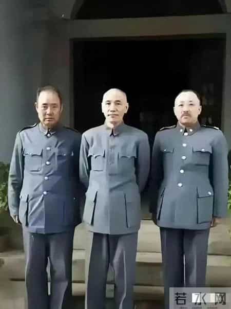 我敢打赌，认得出这三人的历史绝对不会差，一般只认识中间的那人