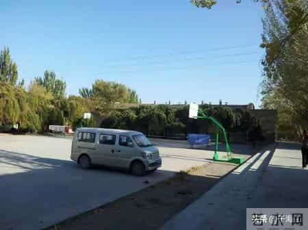 我九十年代在阿拉沟曾当过临时广播员，同事说我口播通知像念悼词