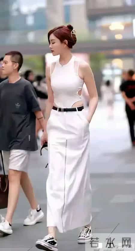 这女生身材如此高大，还能这么匀称，太少见了，身材比例堪称完美