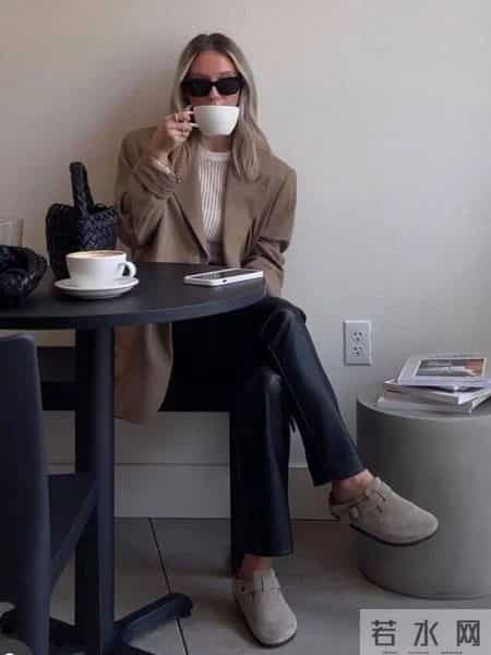 “阔腿裤+勃肯鞋”竟是冬天最流行组合，松弛又减龄
