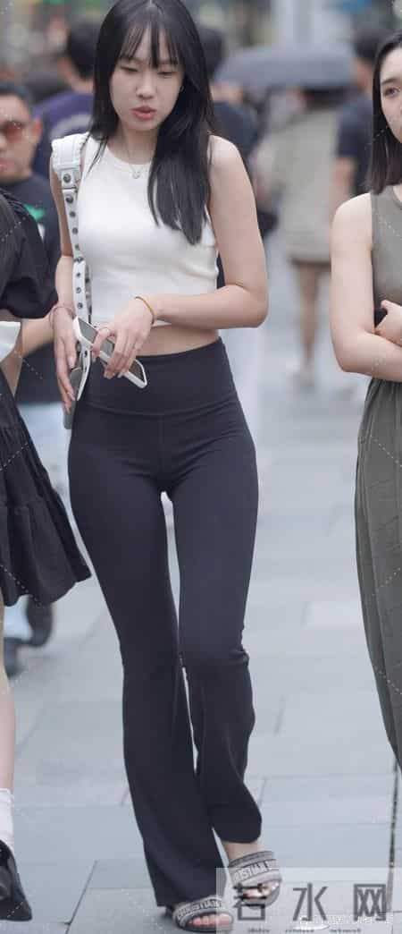 极简主义的高级感，白背心加黑色喇叭裤，街头时尚风！