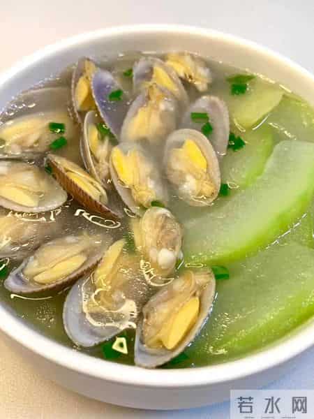 女性更年期别太节俭，多吃四样碱性食物，滋补雌激素，脸上显年轻