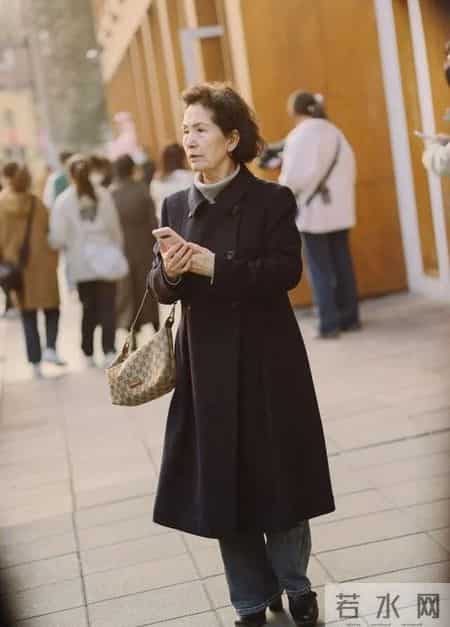 “上海奶奶”优雅到骨子里：穿衣得体、仪态端庄，一看就是讲究人